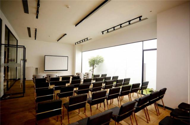 长条空间绿植内景的会议场地-上海机遇空间共享会议室A