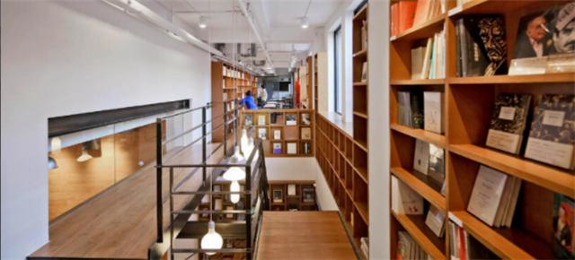 以半层结构空间为主题创意的上海团建室内场地-半层书店