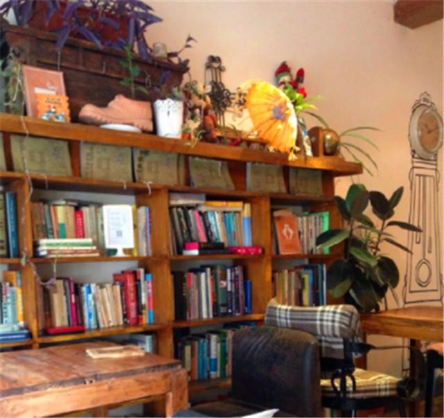 有中西式简餐和书籍供阅读的广州文化空间-房角石咖啡