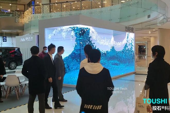 重庆财富mall行走的美术馆艺术海浪互动屏
