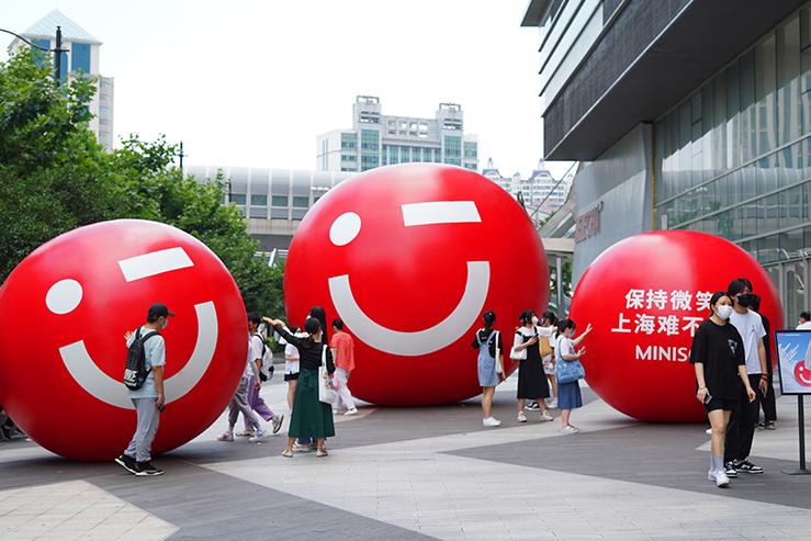 名创优品“保持微笑 上海难不倒”笑脸不倒翁互动装置