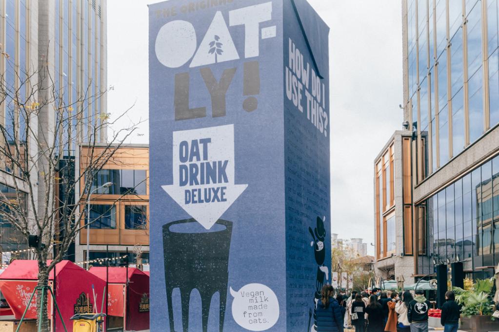 OATLY「醇香燕麦露巨型蓝房子装置」