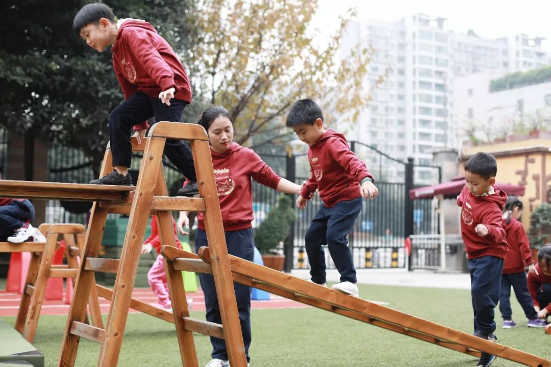 成都天欣驾校石羊场场地师傅李师_我不相信教室会设在露天场地英文_成都研讨会场地