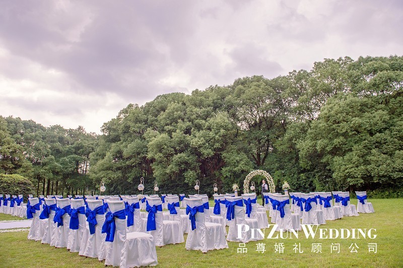 足球场地草坪图片_婚礼 合影 草坪 伴娘_草坪婚礼 场地费