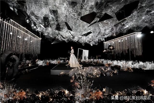 2015婚礼场景布置图片(真实婚礼丨策划师的黑色系末世主题婚礼，太太太太酷了)(图7)