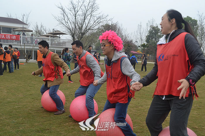 地网碰碰车场地怎么建_适合团建活动场地_沙滩车场地该怎么建