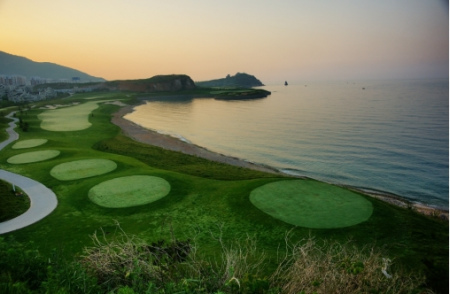 青岛石老人高尔夫俱乐部市区内唯一的海滨球场