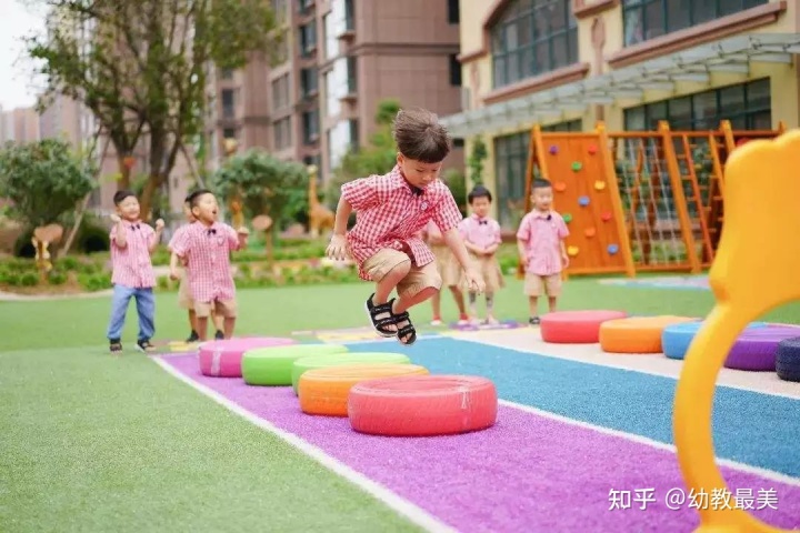 室外活动场地_室外结婚场地布景图片_室外羽毛球场地消费通道尺寸