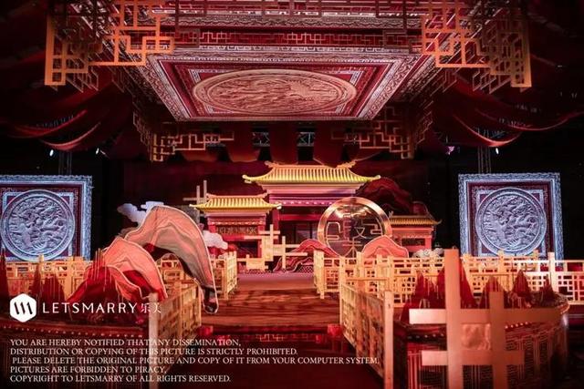中式婚礼场地简单|婚宴场景设计案例(以红色宫墙元素贯穿全场的中式婚礼，展现出一份雍容与典雅)