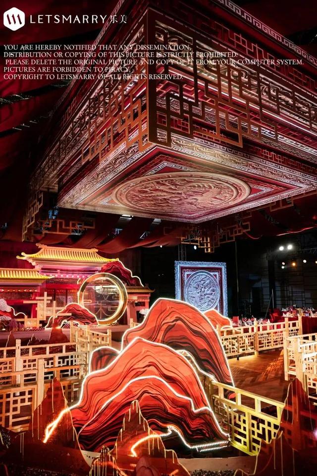 婚宴场景设计案例(以红色宫墙元素贯穿全场的中式婚礼，展现出一份雍容与典雅)(图9)