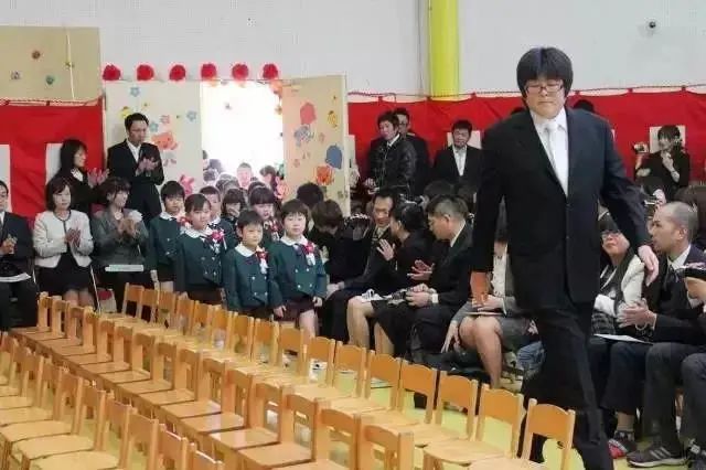 幼儿园毕业主持串词稿_大班毕业主持词_大班毕业典礼主持稿