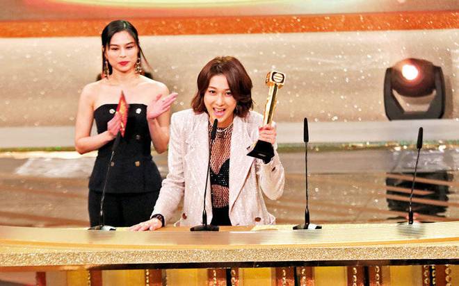 钟嘉欣在《万千星辉颁奖典礼2021》遗憾未得“最佳女主角”