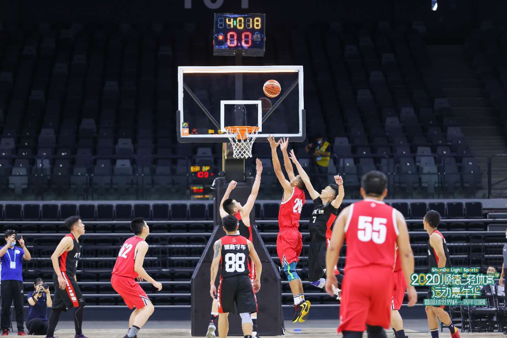 顺德区第十二届运动会篮球比赛（男子成年组）在场馆内开赛。