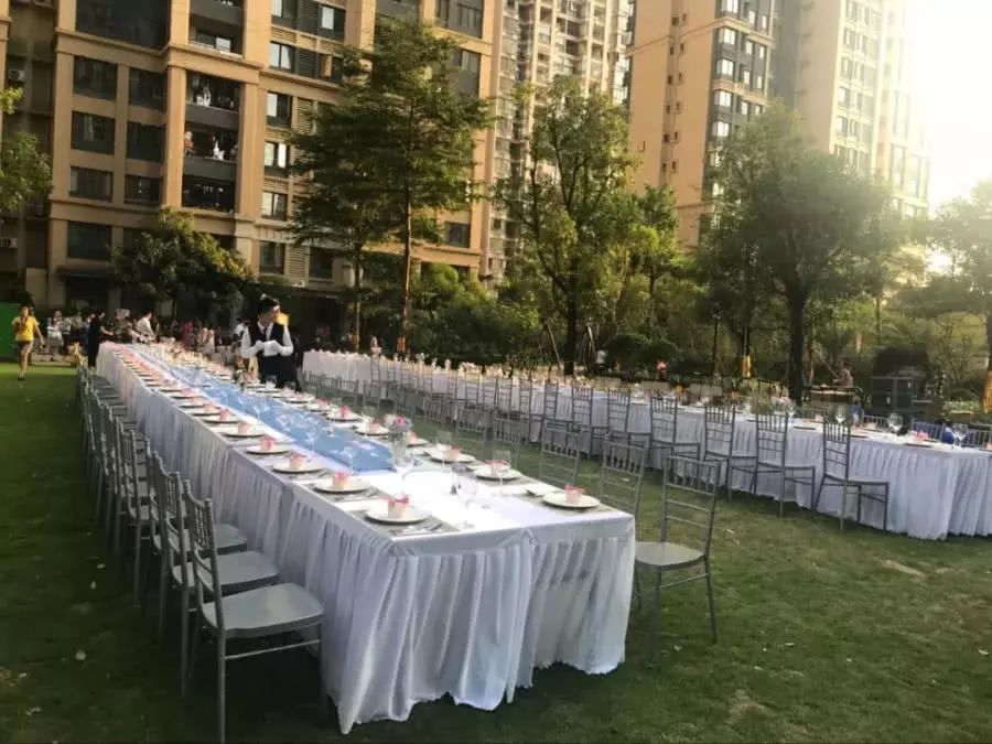 草坪婚礼会场布置_布置会场图片_茶话会布置会场图片