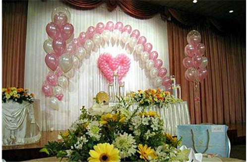 婚礼会场气球布置_自己布置婚礼会场_会场气球布置