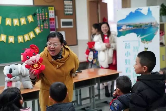 幔纱布置会场图片_班级元旦会场布置_婚庆布置会场背景