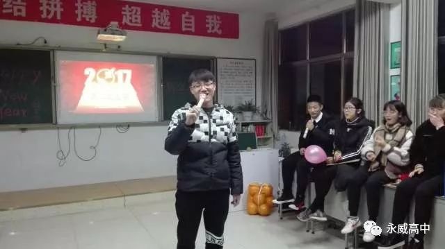 班级元旦会场布置_布置会场消息_怎样用气球布置会场