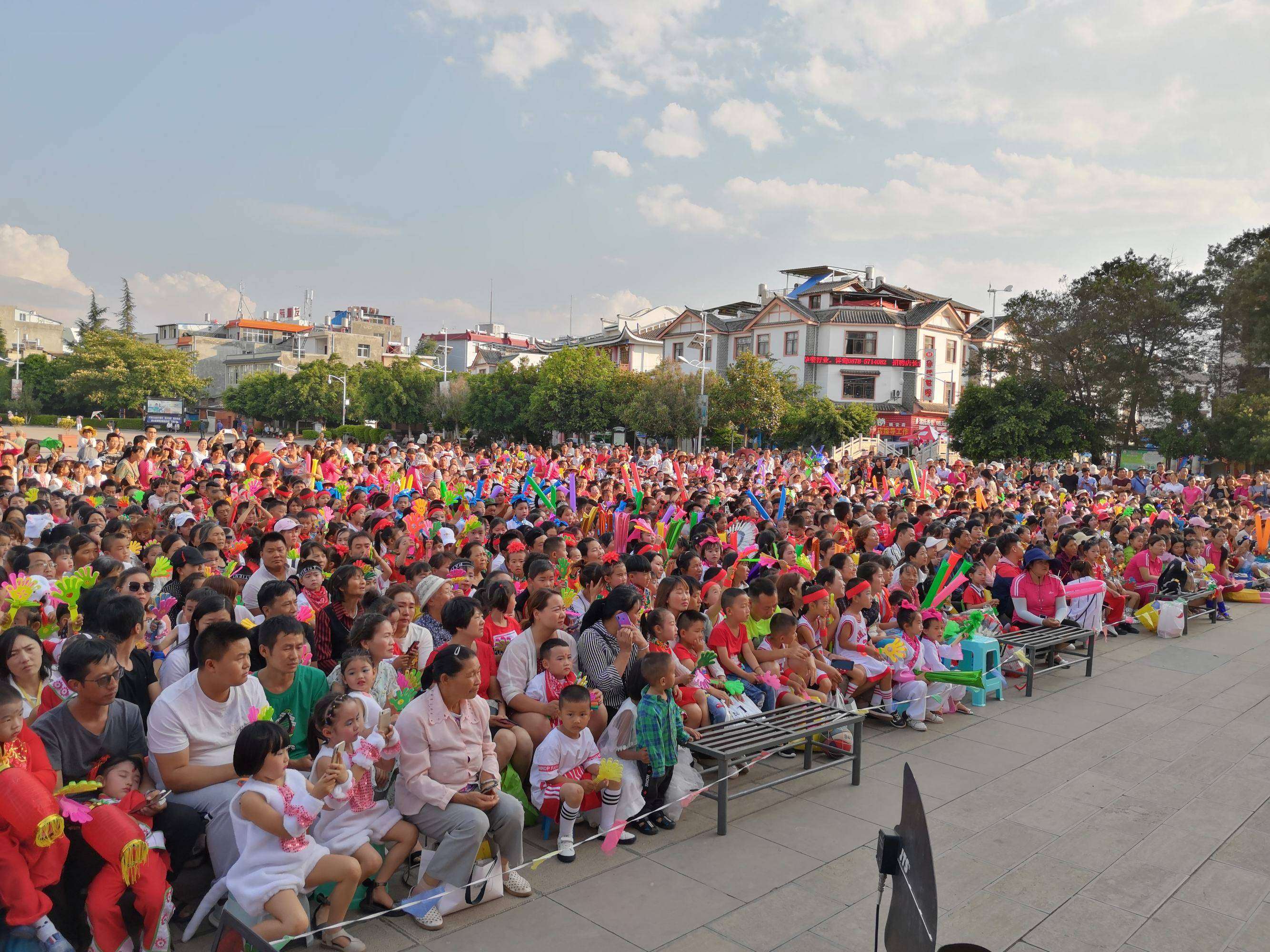 户外会场布置_过年彩带布置会场图片_婚庆布置会场背景