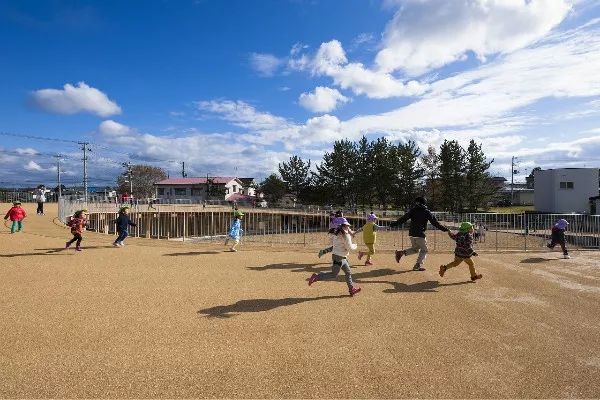 幼儿园活动场地材料_公司双爱双评活动申报材料范文-申报材料_幼儿来园离园卡通图片