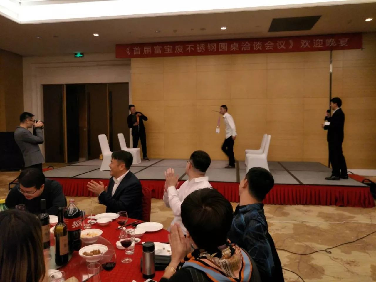 圆桌会议会场布置_会议会场的布置应遵循哪些原则_会议会场搭建布置