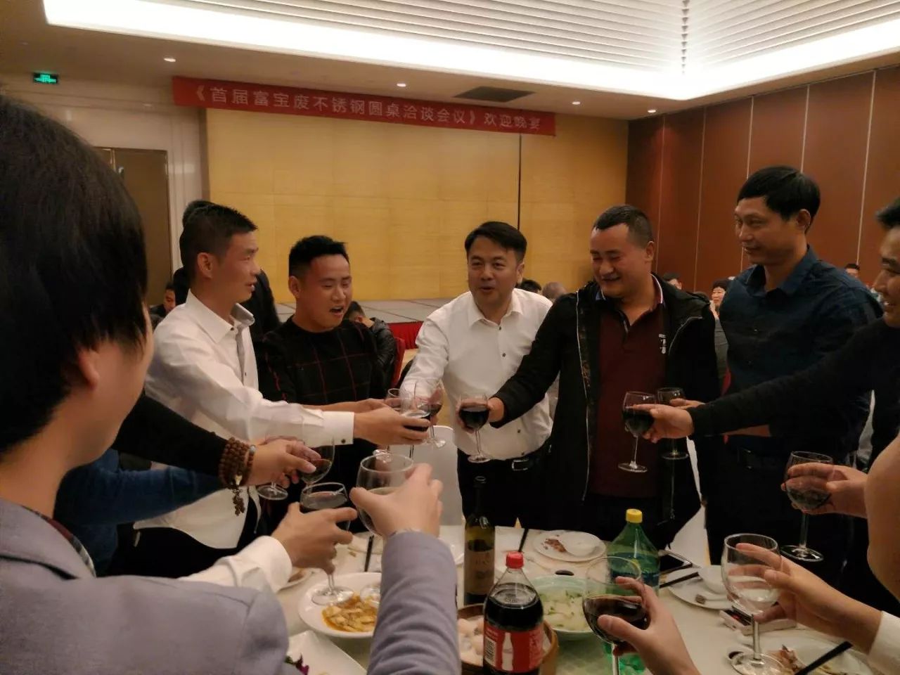 圆桌会议会场布置_会议会场的布置应遵循哪些原则_会议会场搭建布置