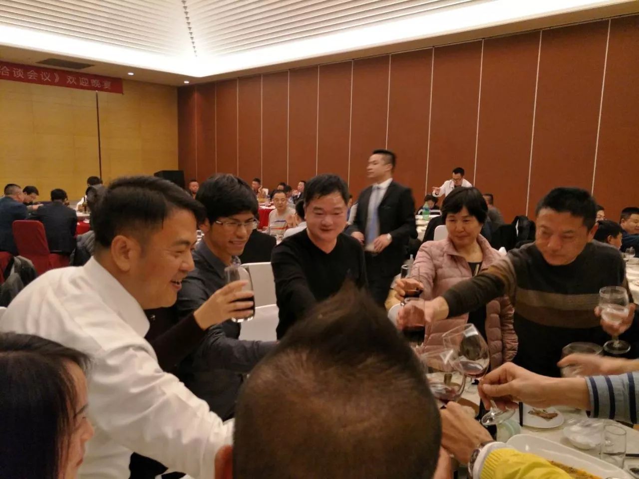 会议会场搭建布置_会议会场的布置应遵循哪些原则_圆桌会议会场布置