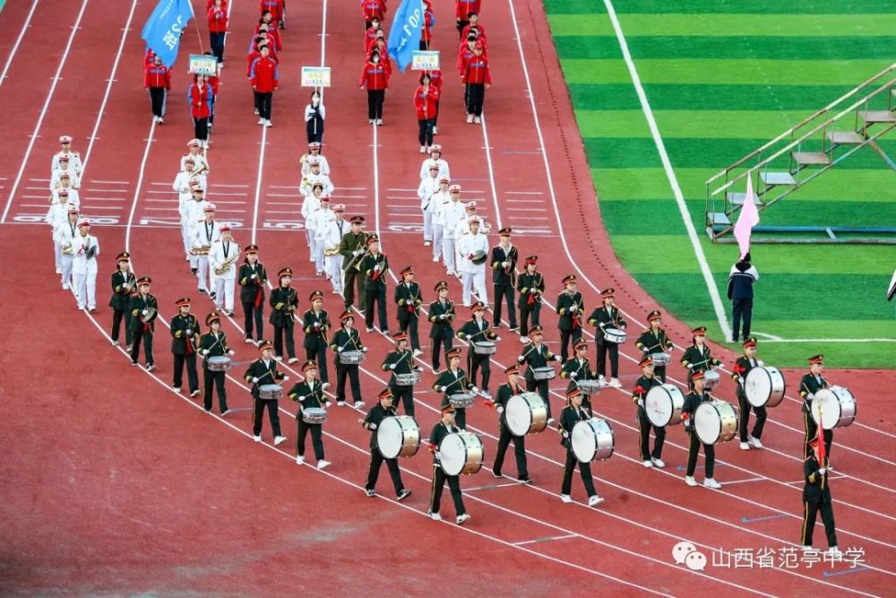 气球怎么布置会场_同学们布置会场需要8张桌子_运动会布置会场需要什么