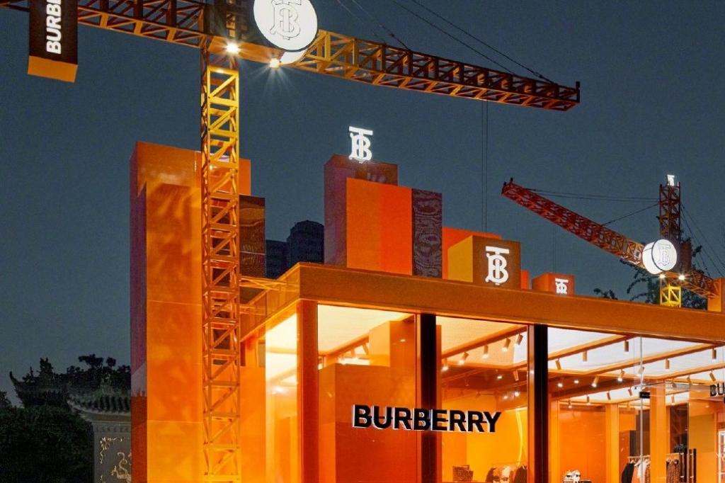 Burberry TB 夏季专属标识系列限时精品店