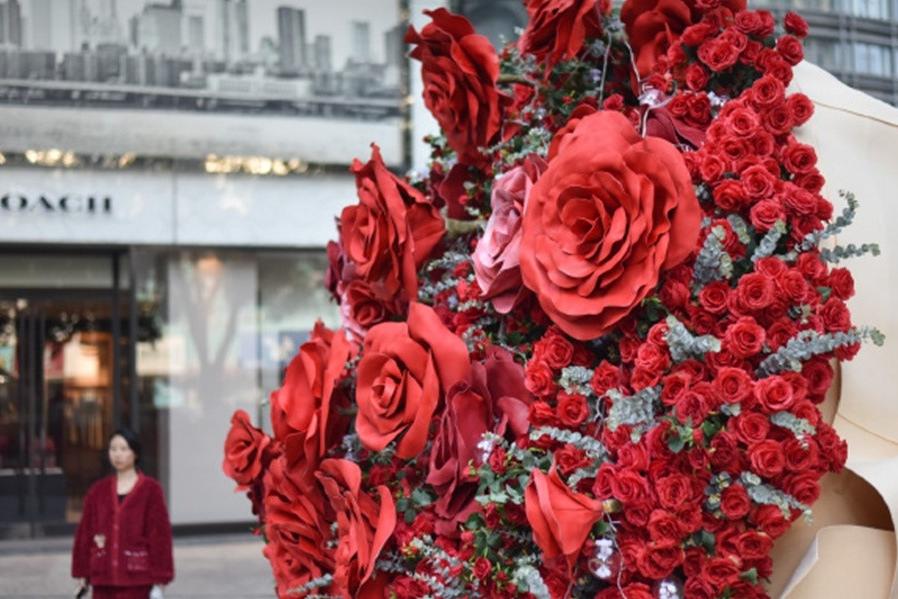 “送给昆明的一束花”情人节巨型玫瑰装置