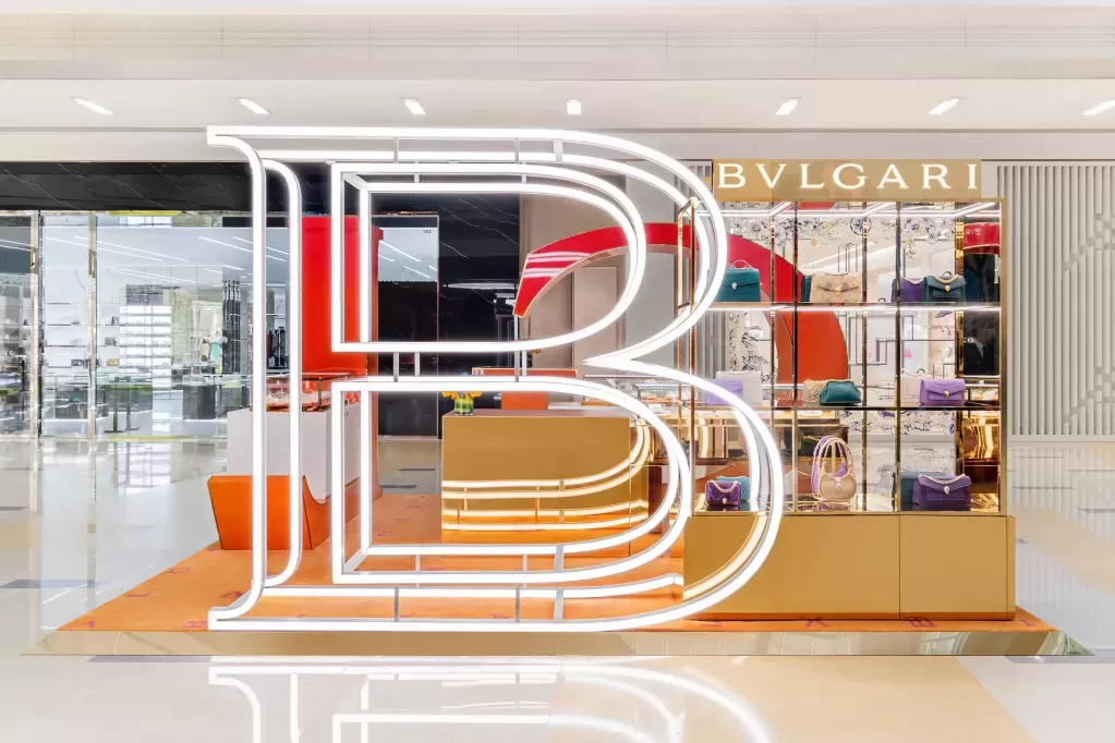 BVLGARI 宝格丽 MAXI LOGO 限时精品店