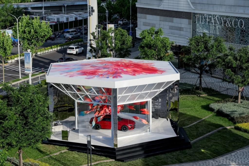 全新梅赛德斯-奔驰CLE轿跑车艺术装置空间「心动瞬影」