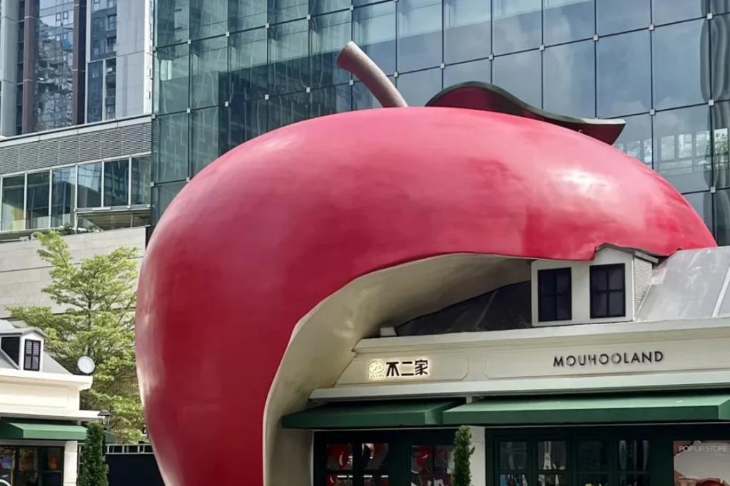 巨型红苹果 「掉落」深圳湾万象城