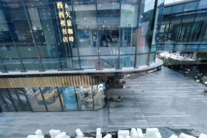 南京万象天地 x 小红书「趁热吃冰」巨型冰块限时互动装置全国首展